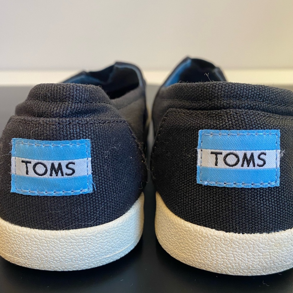 Toms casual walking shoes, size 7.5